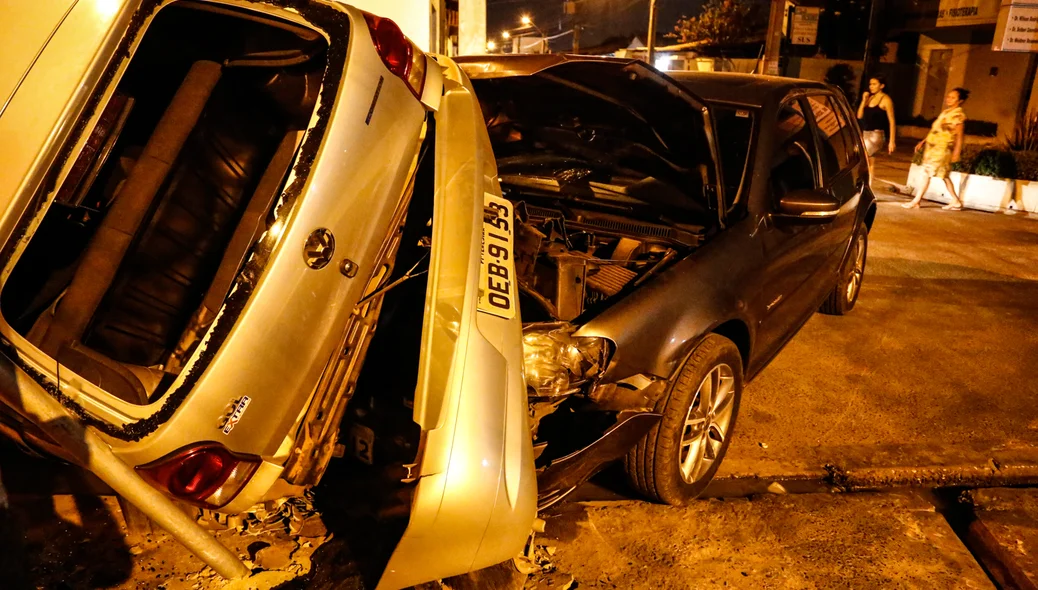 Colisão entre veículos no bairro Dirceu em Teresina  