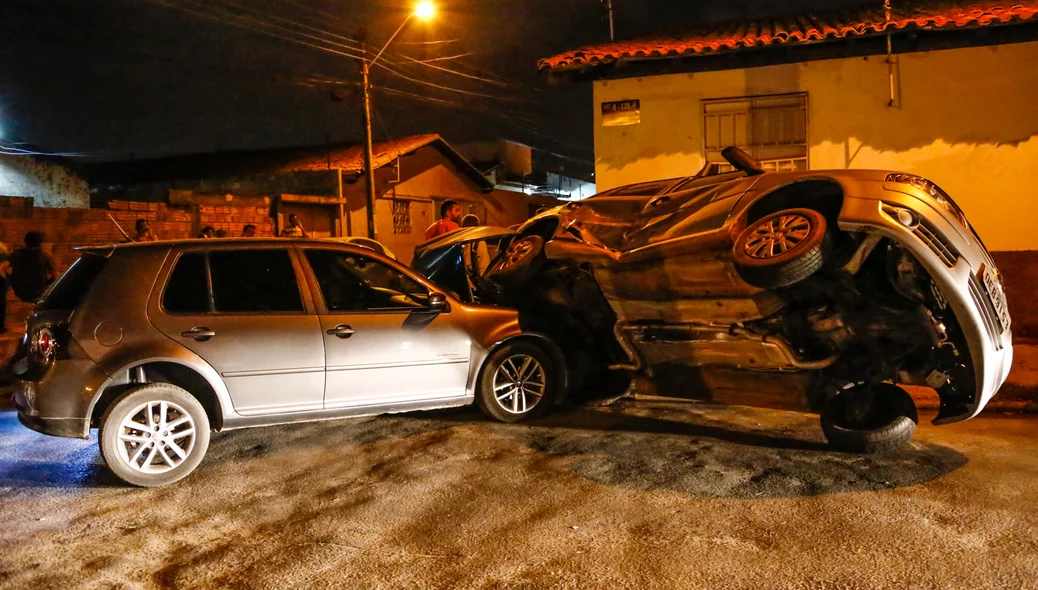 Colisão entre veículos no bairro Dirceu 