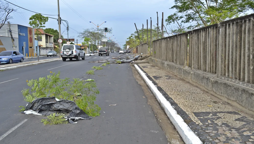 Estragos na Avenida Miguel Rosa