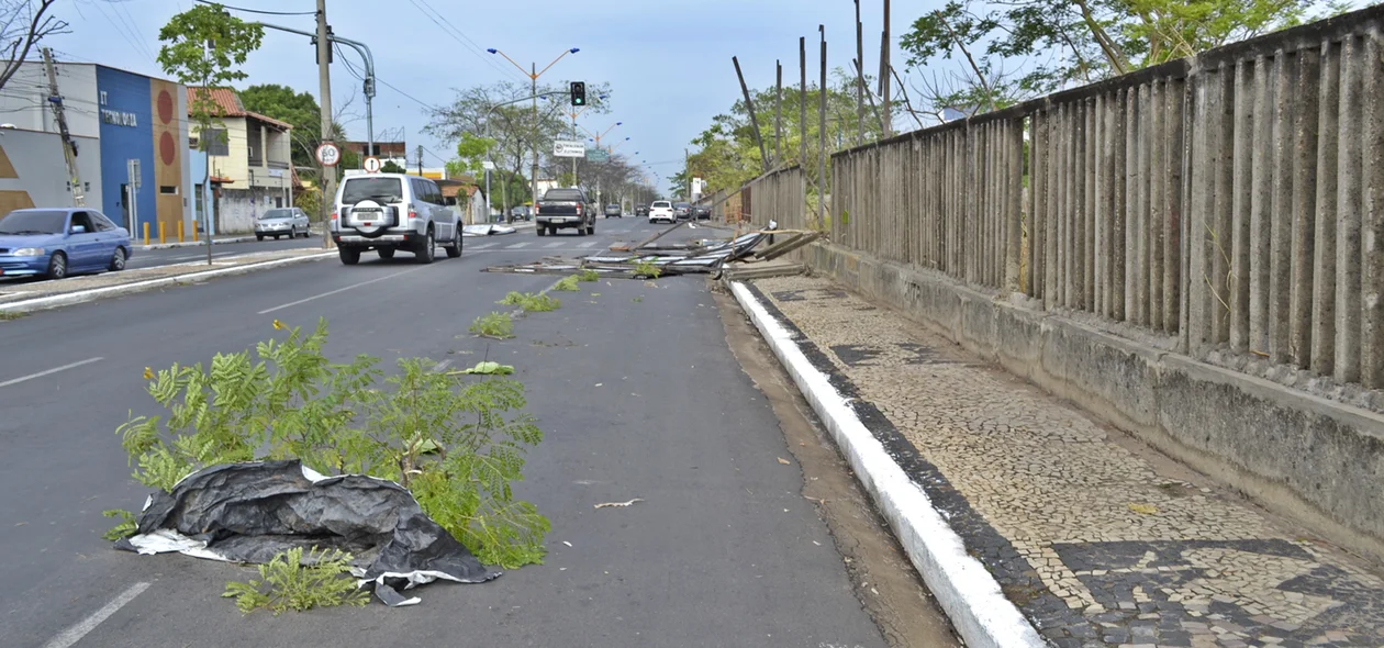 Estragos na Avenida Miguel Rosa