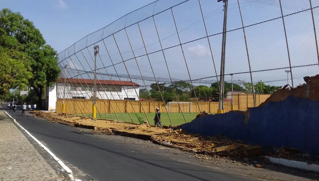 Muro do Iate Clube desabou 