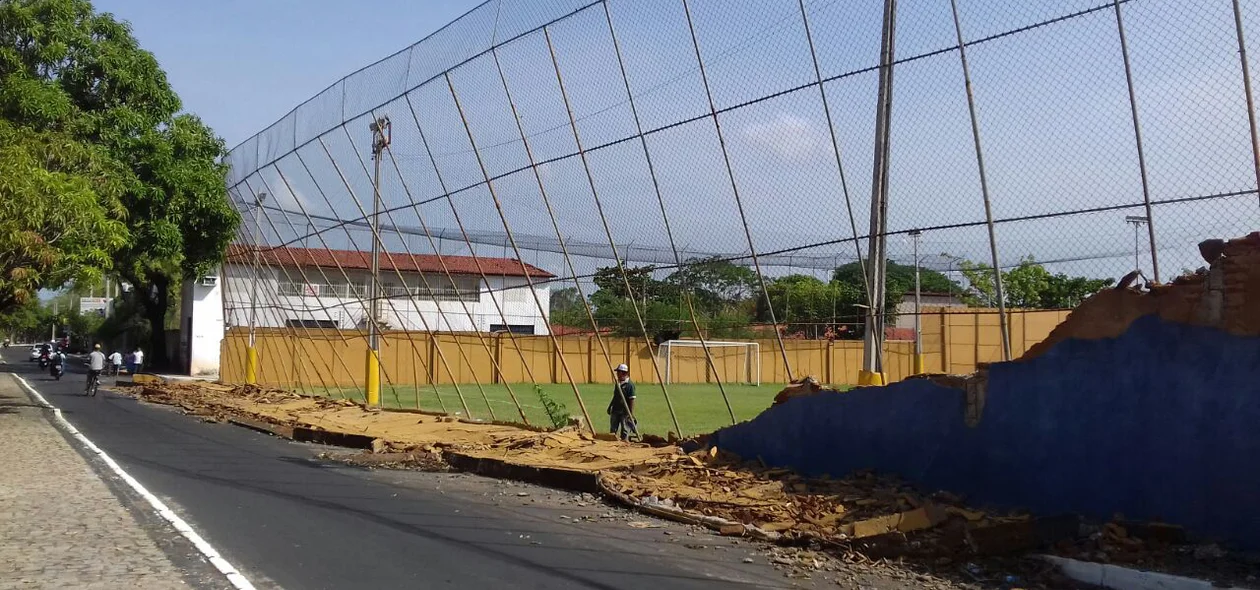 Muro do Iate Clube desabou 