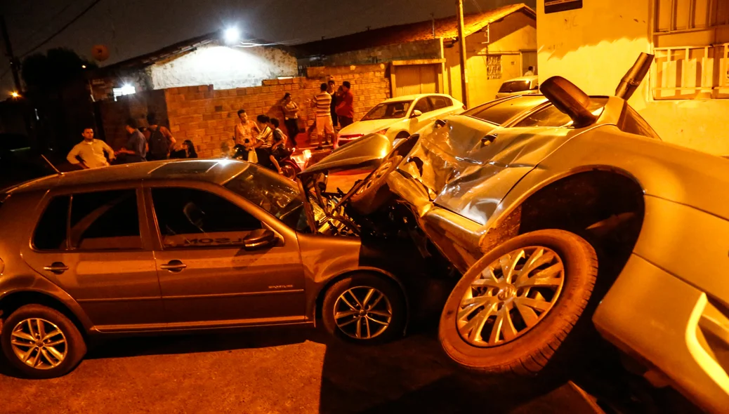 Veículos ficaram parcialmente destruídos