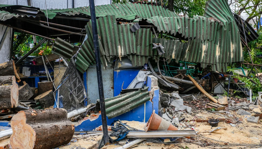Banca de flores totalmente destruída