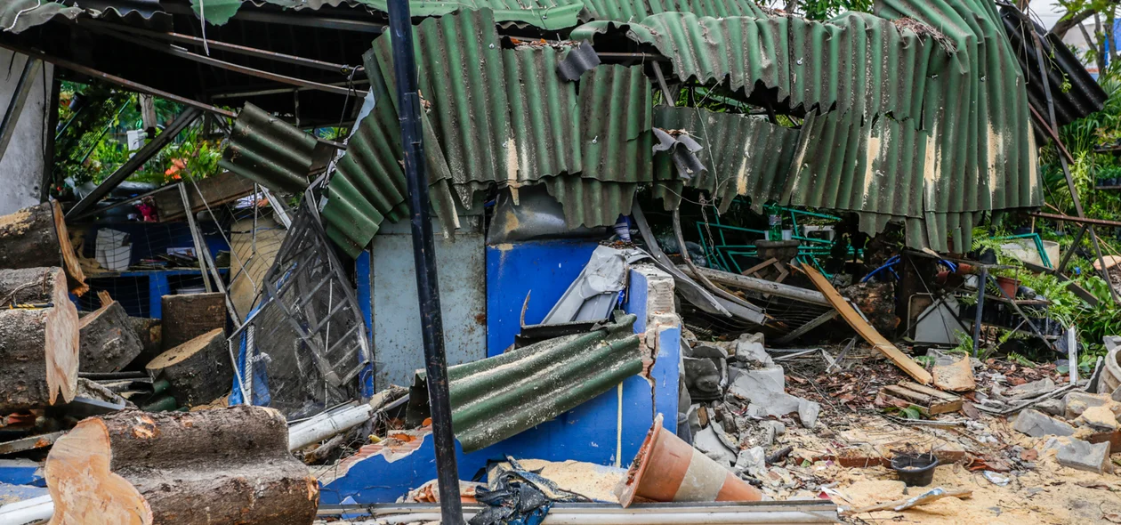 Banca de flores totalmente destruída