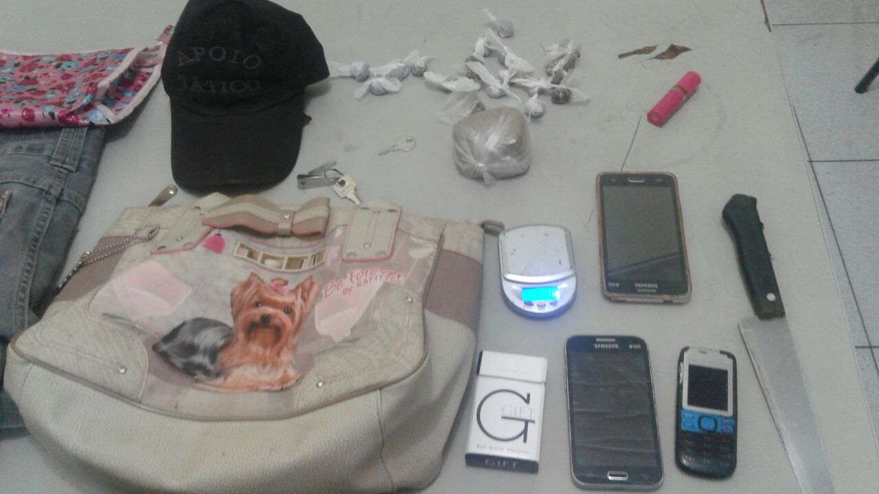 Droga e obejtos apreendidos no Parque Mão Santa