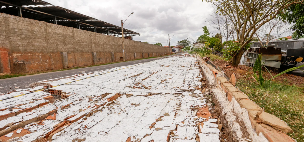 Parte do muro caído