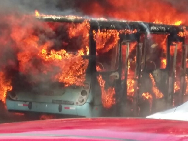 Ônibus incendiado em Fortaleza