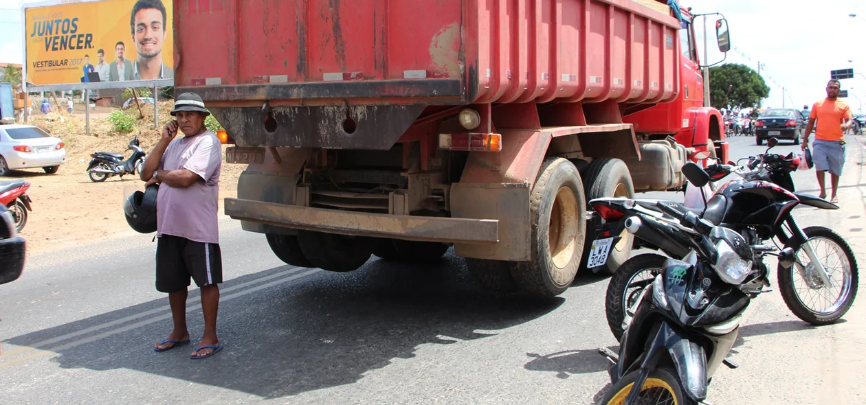 Acidente entre moto e caminhão no Renascença III