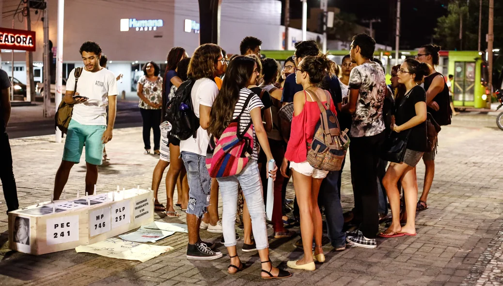 Estudantes reunidos contra PEC 241 