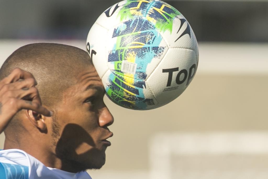 Estudo revela que cabecear a bola afeta memória e cérebro