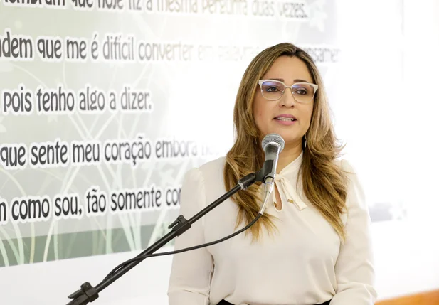 Rejane Dias durante seu pronunciamento