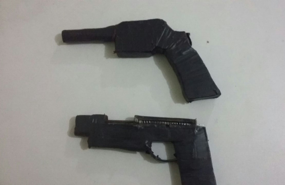 Simulacros de arma de fogo encontrados