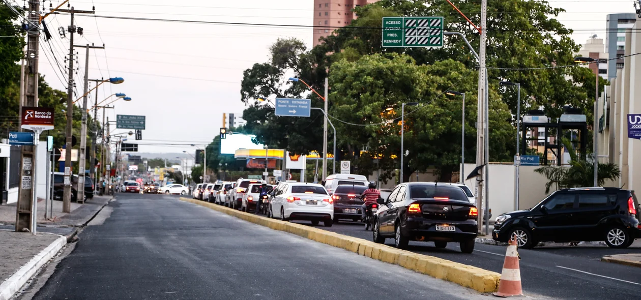Canteiro central na avenida Homero Castelo Branco em Teresina Piauí 