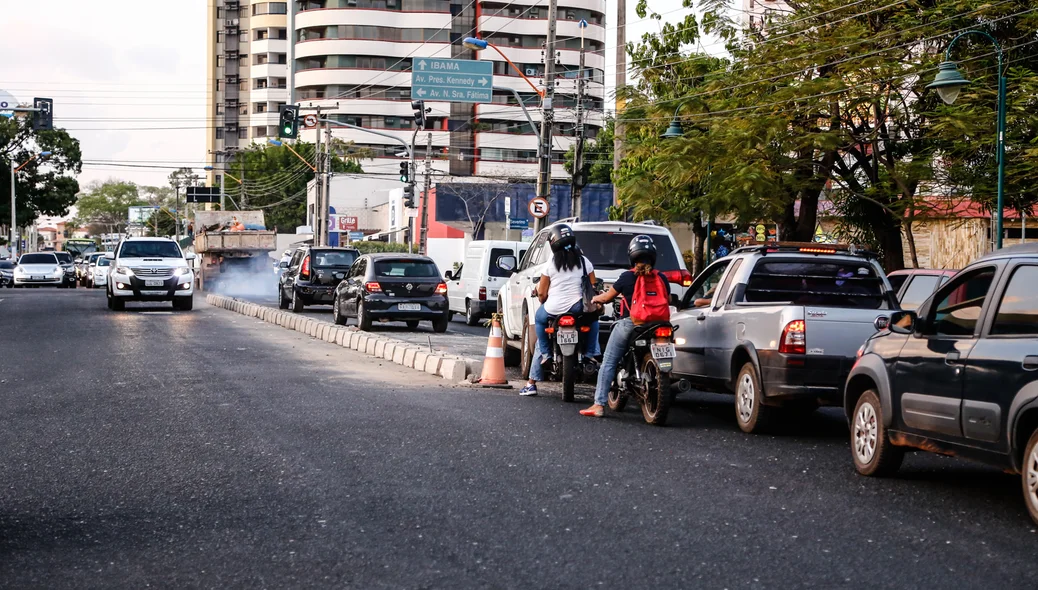 Construção de um canteiro central na avenida Homero Castelo Branco