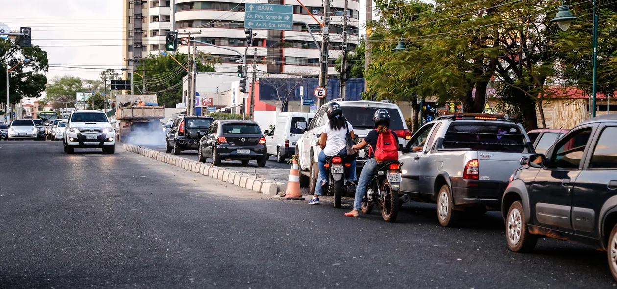 Construção de um canteiro central na avenida Homero Castelo Branco