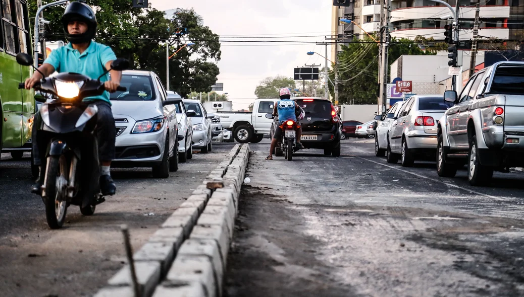 Construção de um canteiro central na avenida Homero em Teresina Piauí 