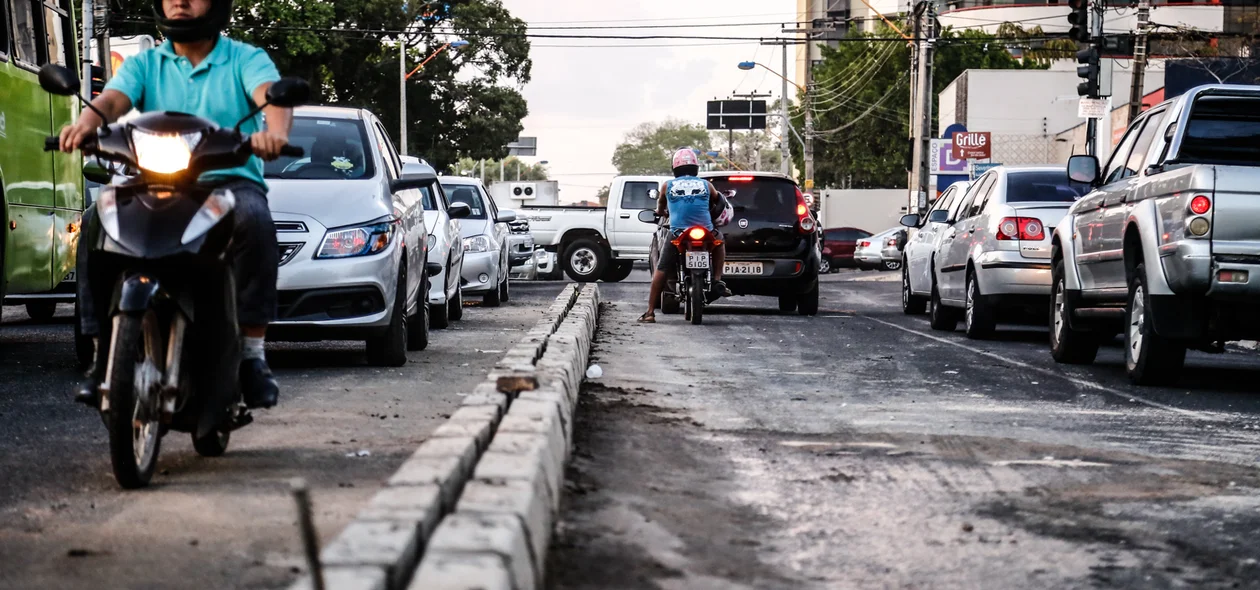 Construção de um canteiro central na avenida Homero em Teresina Piauí 