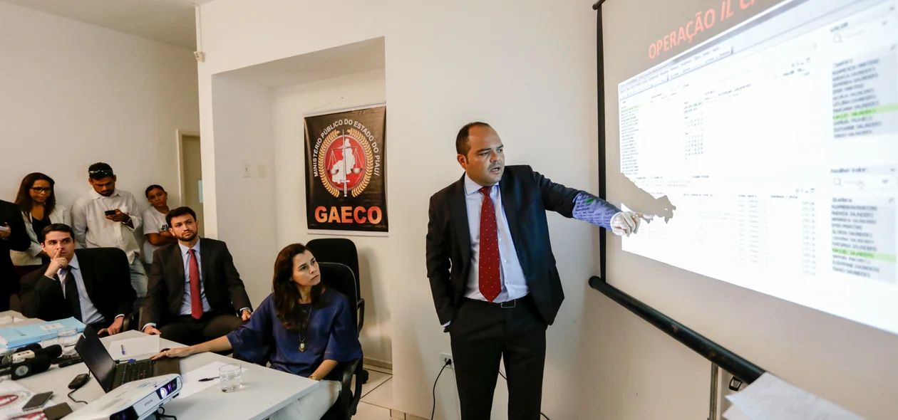 Coordenador mostrando detalhes da operação