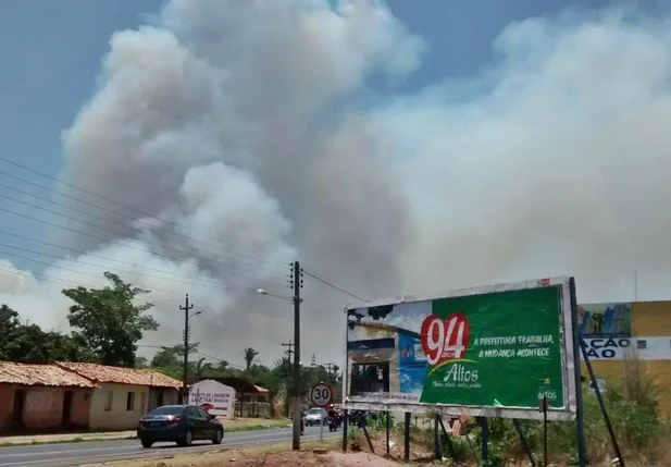 Bombeiros são acionados para controlar incêndio em Altos