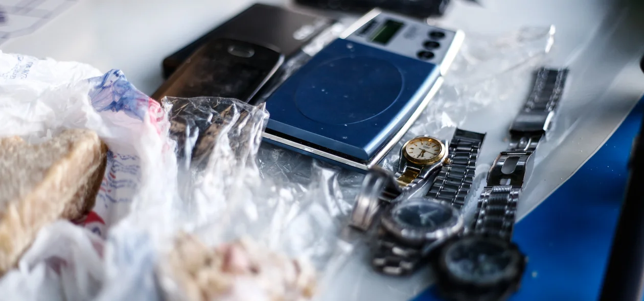 Drogas celulares e balança de precisão apreendidos pela polícia 