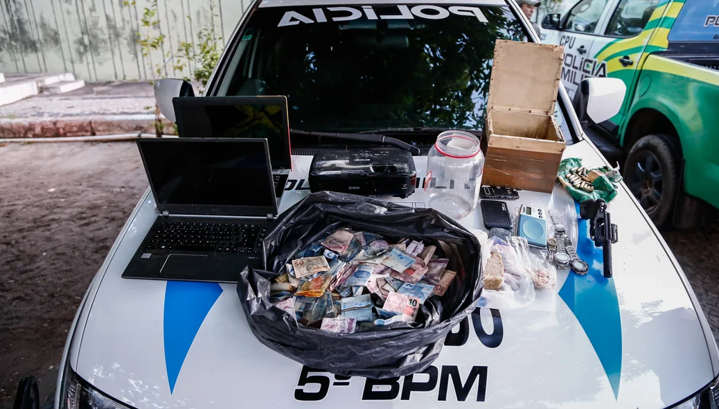 Drogas, dinheiro, balança de precisão, celulares, notebooks encontrados 