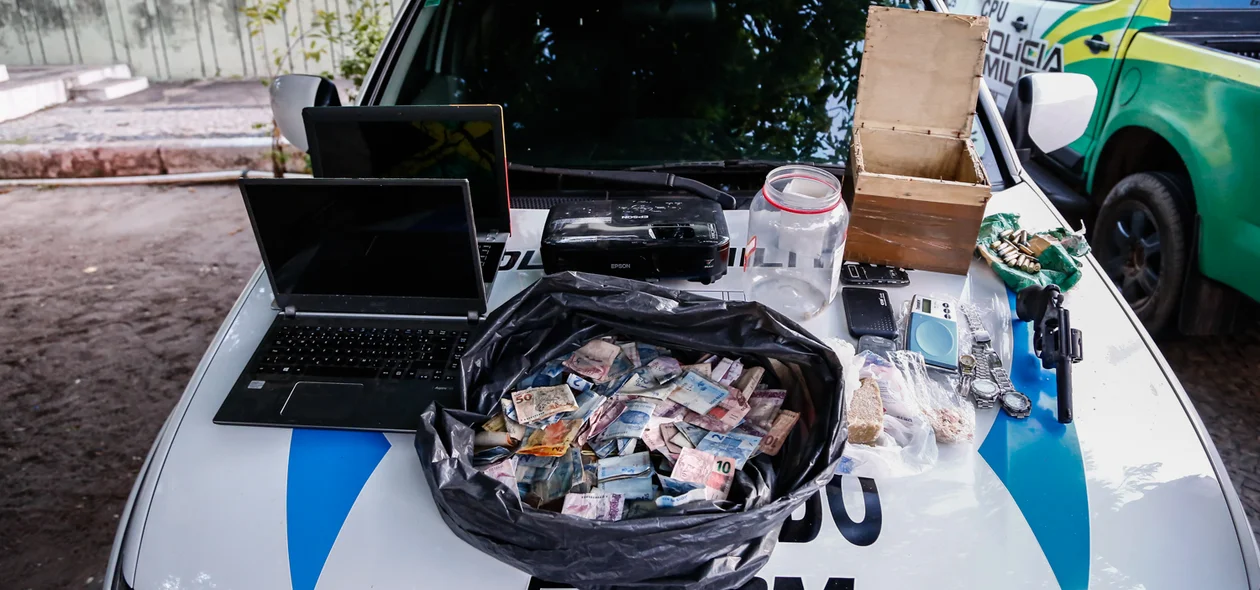 Drogas, dinheiro, balança de precisão, celulares, notebooks encontrados 