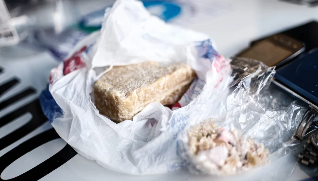 Pedras de crack encontradas na boca de fumo 
