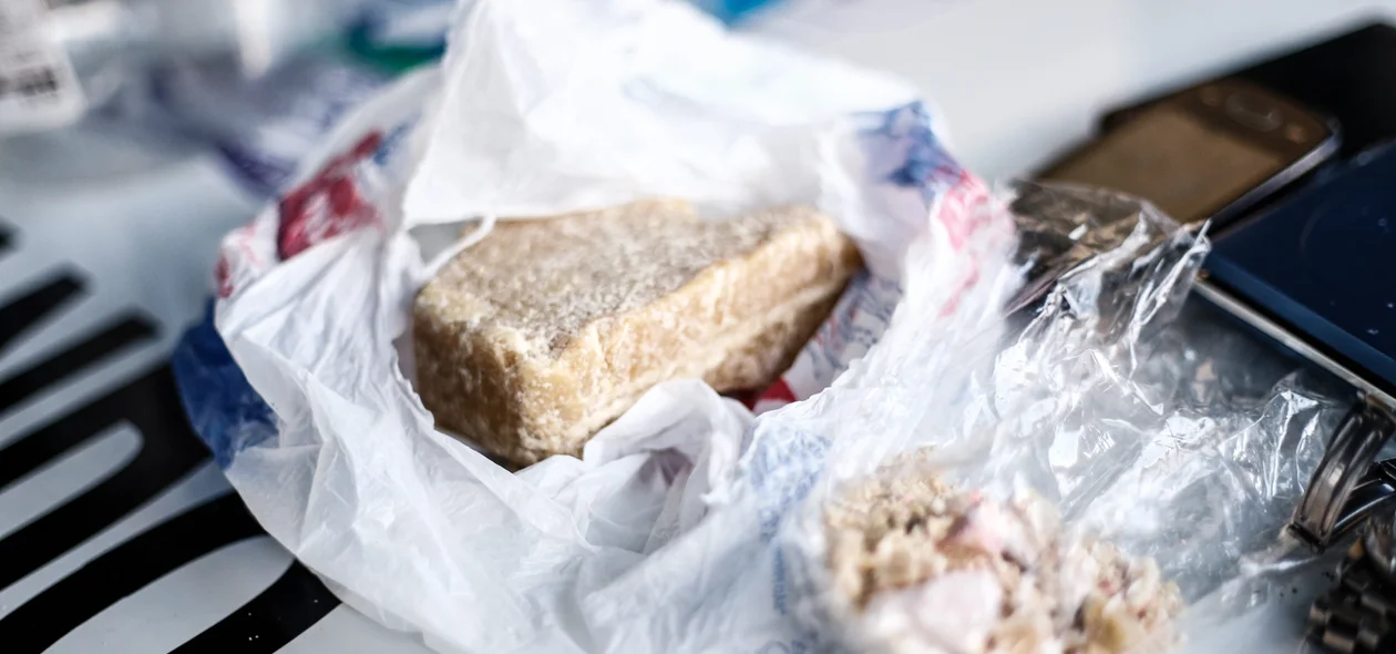 Pedras de crack encontradas na boca de fumo 