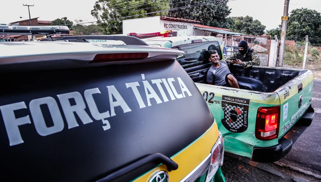 Polícia estoura boca de fumo e prende homem no bairro Mafrense