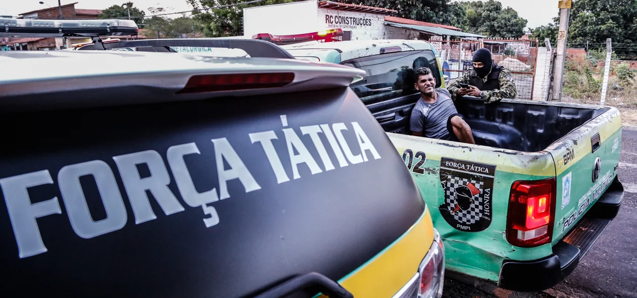 Polícia estoura boca de fumo e prende homem no bairro Mafrense