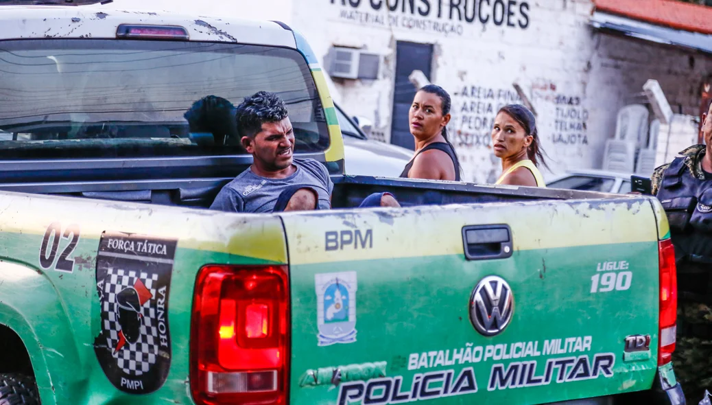 Policiais militares prendem traficante no bairro Mafrense