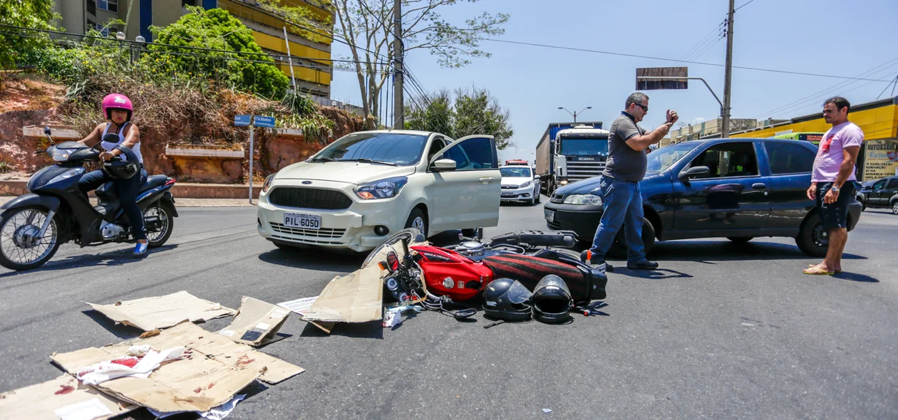 Acidente deixa pai e filha feridos