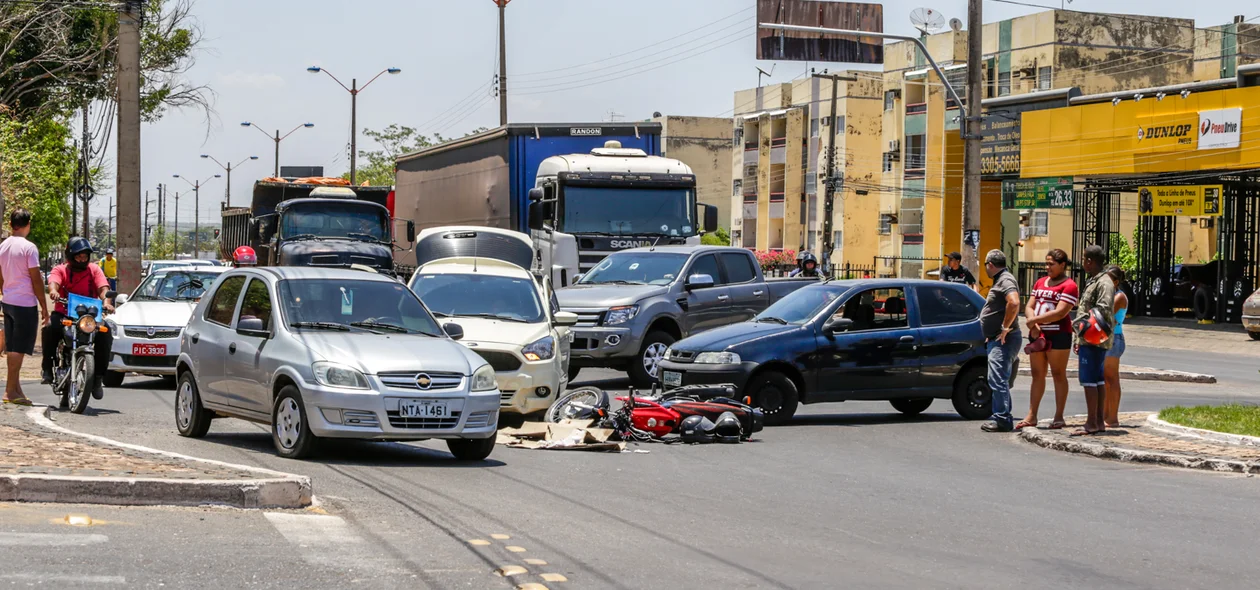 Acidente na avenida Gil Martins 
