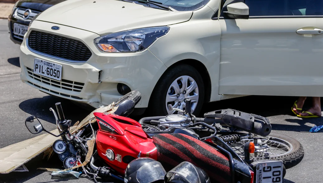 Carro invade a preferêncial e derruba motoqueiro