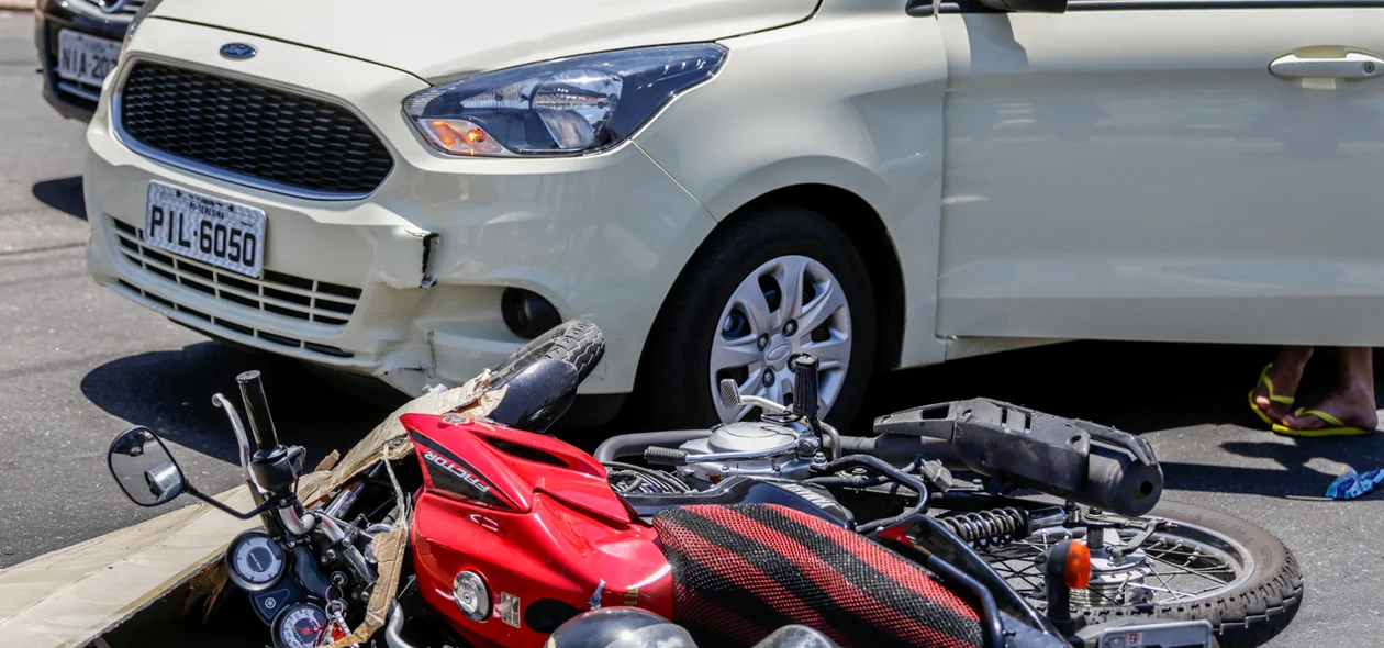 Carro invade a preferêncial e derruba motoqueiro