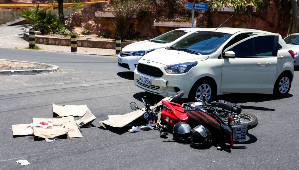 Colisão entre carro e moto
