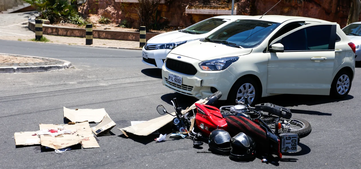 Colisão entre carro e moto