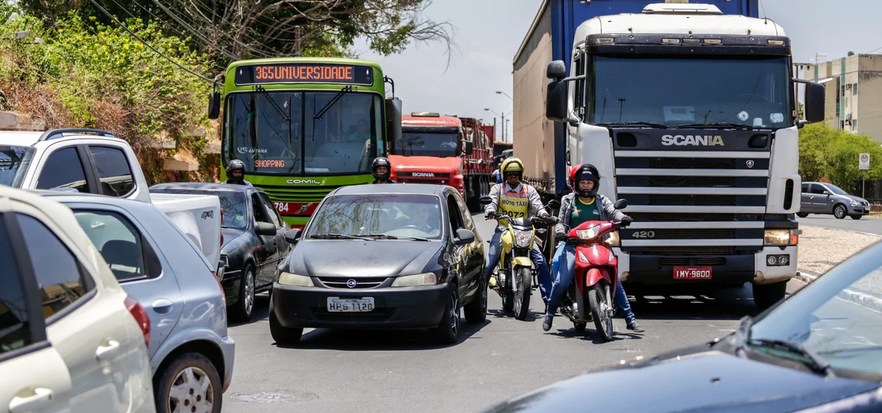 Engarrafamento na avenida Gil Martins