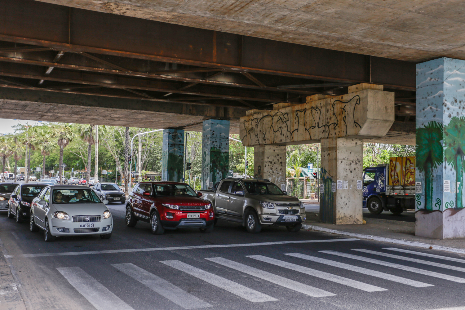Carros esperando o sinal abrir 