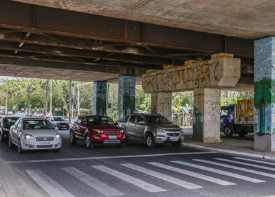 Carros esperando o sinal abrir 