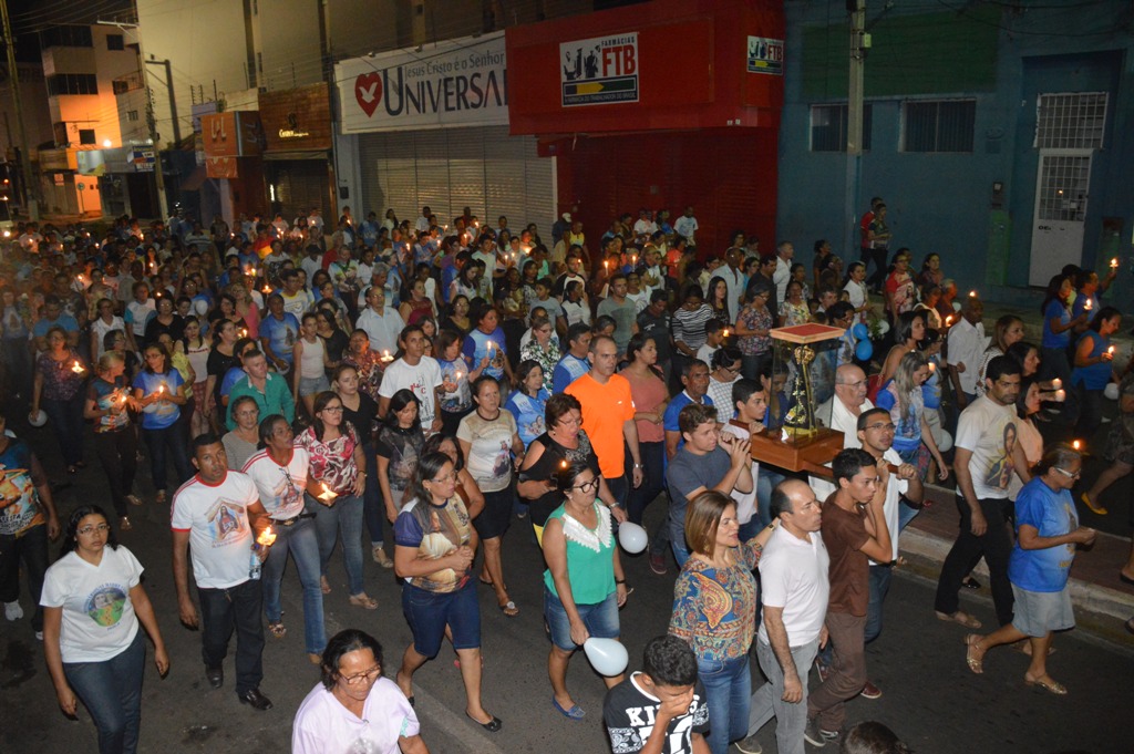 Devotos conduzem a imagem peregrina pelas ruas da cidade.