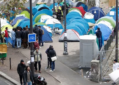 Imigrantes dormem nas ruas de Paris