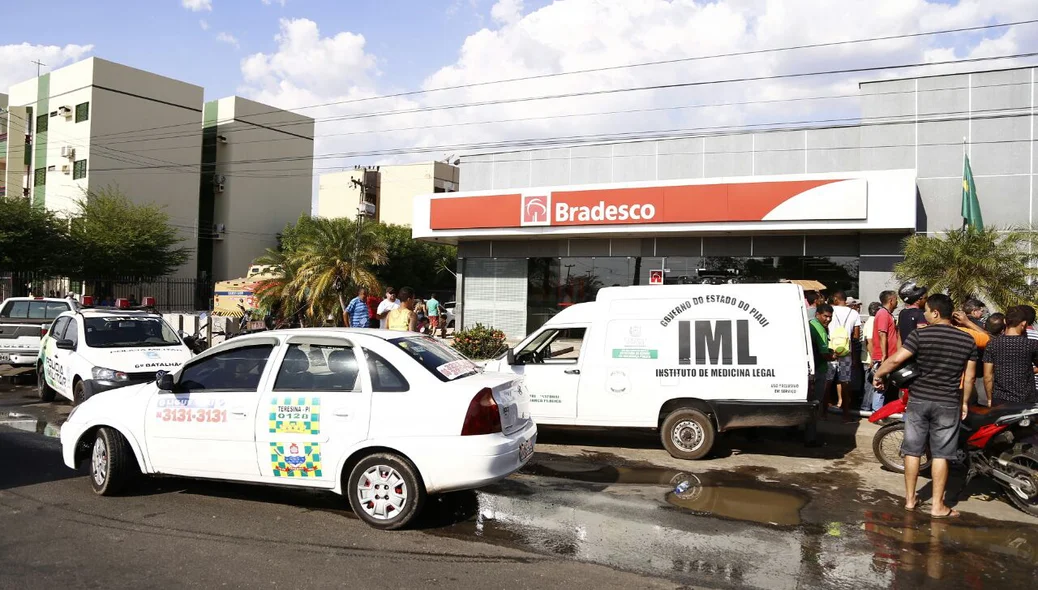 Bandido é morto em frente Bradesco na zona sul