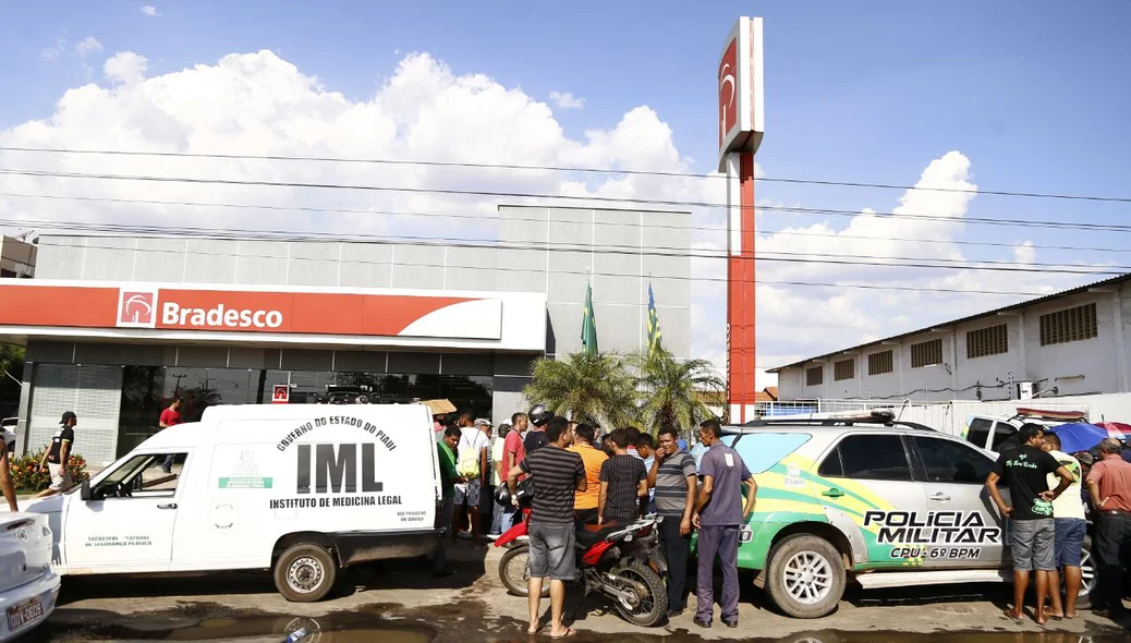 Criminoso é morto em frente ao Bradesco na zona sul
