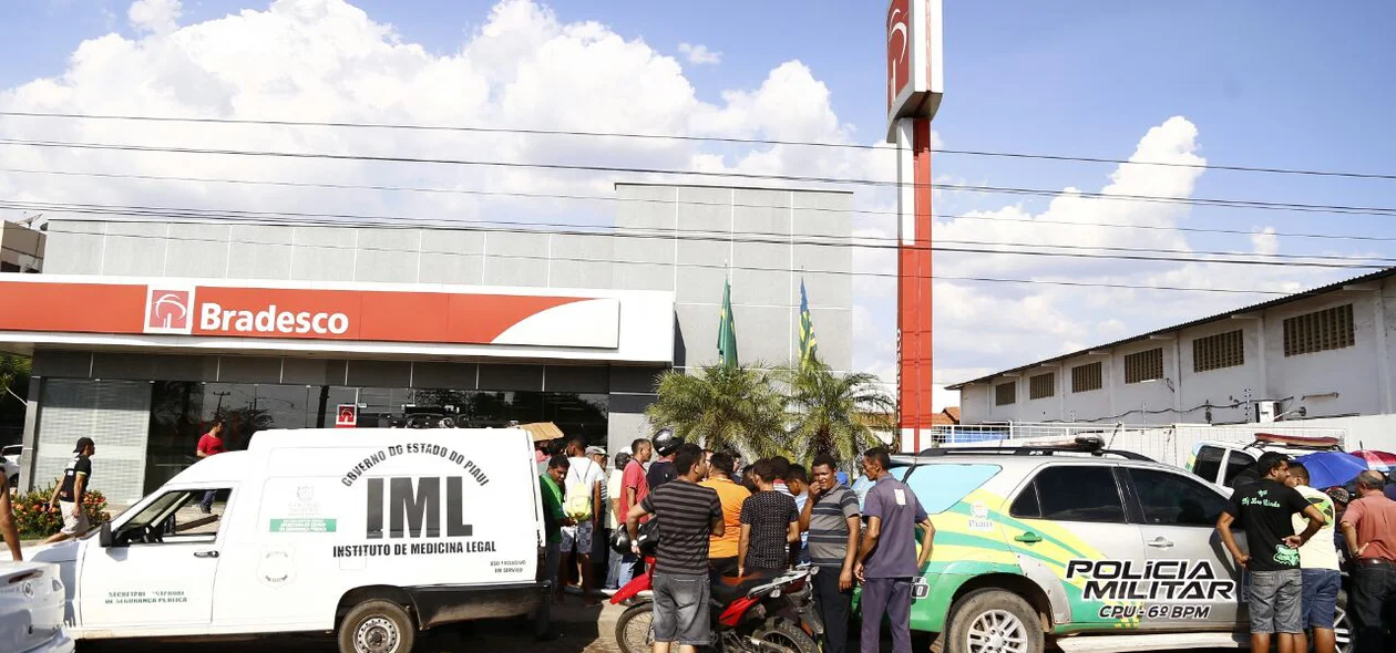 Criminoso é morto em frente ao Bradesco na zona sul