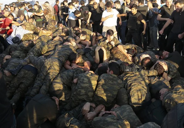 Policiais se rendem após tentativa de golpe em 2015