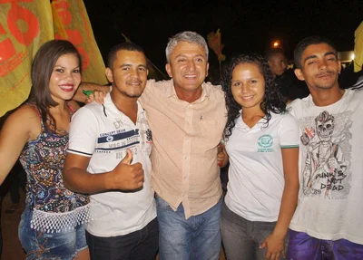 Prefeito Davinelson no centro (camisa bege)