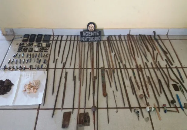 Agentes encontram 75 armas brancas em vistoria na penitenciária de Esperantina