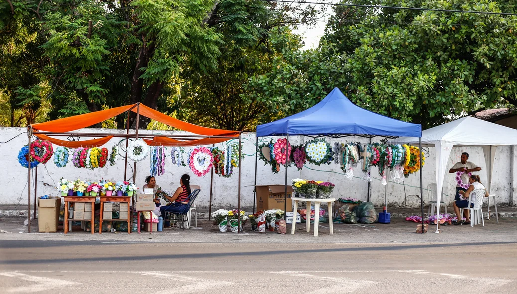 Ambulantes garantem renda extra no feriado do Dia de Finados 